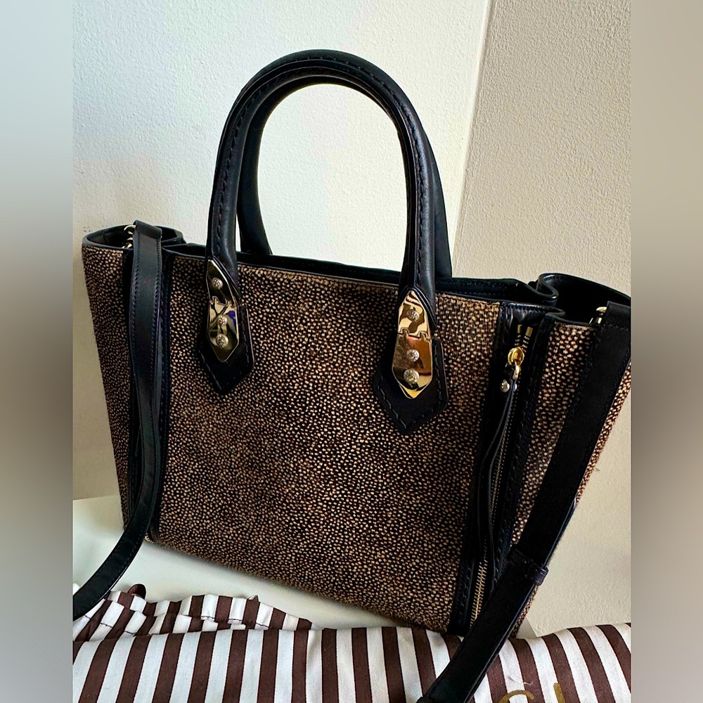 Beautiful and chic Henri Bendel satchel bag.